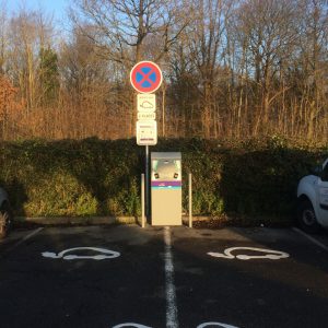 image emplacement pour voiture électrique au centre Hospitalier du CHRSO